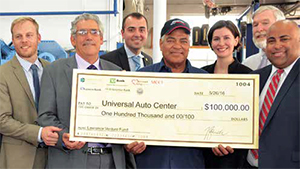 Haciendop entrega del cheque a José Rosario / Delivering the check to José Rosario: Derek Mitchell, executive director of the Lawrence Partnership; Frank Carvalho of MCCI; (behind) Jonathan Machado, Enterprise Bank; Jose Rosario; Brenna Schneider of 99Degrees Custom; Richard Hanlon of Merrimack Valley Credit Union and Mayor Daniel Rivera. Also present, not in the picture, Heather Rielly, TD Bank.