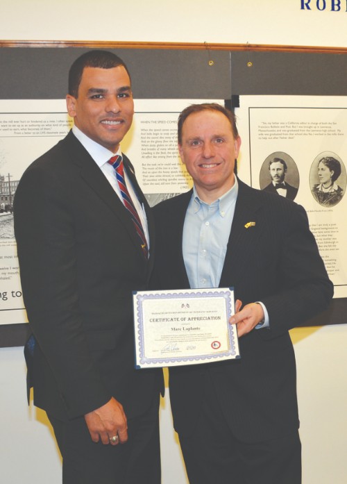 El Secretario de Asuntos de Veteranos de Massachusetts, Francisco
Ureña, presentó un Certificado de Agradecimiento a Marc Laplante por
su presentación sobre el Proyecto WWI de su autoría, que se llevó a cabo
en la Biblioteca Pública de Lawrence el jueves 24 de enero, 2019.